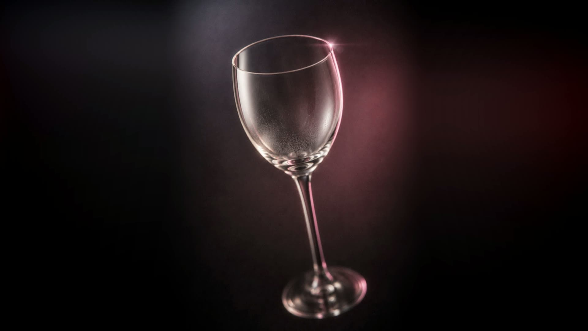 Ein Dirty Martini mit drei Oliven im Nick-&-Nora-Glas vor dunklem Hintergrund